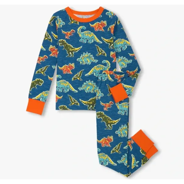 Pijama largo de la marca Hatley. Es de color azul con dinosauros estampados. Puños y cuello de color naranja.
