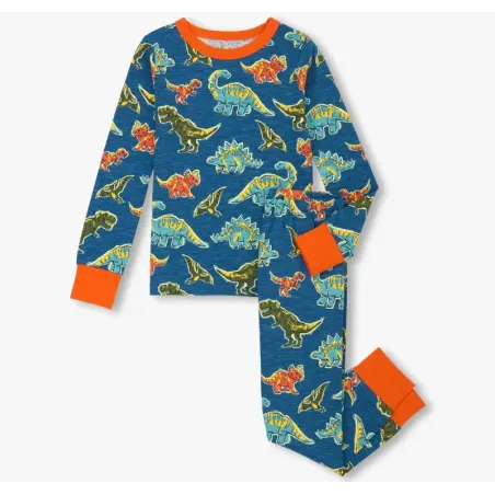 Pijama largo de la marca Hatley. Es de color azul con dinosauros estampados. Puños y cuello de color naranja.
